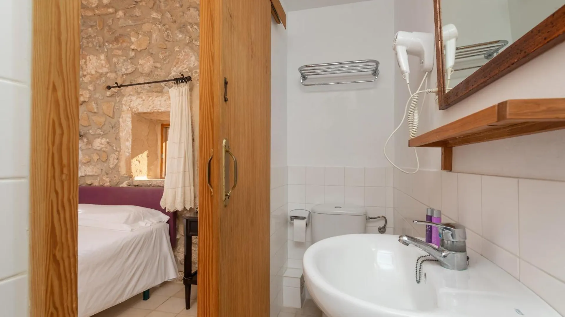 Petit Hotel Hostatgeria La Victoria الكوذيا